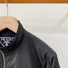 主推爆款🔥🔥PRADA# 三角标立领薄棉夹克 独家首发秋冬新品🆕🆕普拉达官网最新设计款、 2026官网专柜同步在售系列 主推爆款🔥🔥PRADA# 三角标立领薄棉夹克 独家首发秋冬新品🆕🆕普拉达官网最新设计款、 2026官网专柜同步在售系列