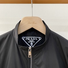 主推爆款🔥🔥PRADA# 三角标立领薄棉夹克 独家首发秋冬新品🆕🆕普拉达官网最新设计款、 2026官网专柜同步在售系列 主推爆款🔥🔥PRADA# 三角标立领薄棉夹克 独家首发秋冬新品🆕🆕普拉达官网最新设计款、 2026官网专柜同步在售系列