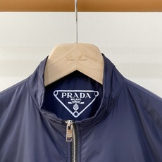 主推爆款🔥🔥PRADA# 三角标立领薄棉夹克 独家首发秋冬新品🆕🆕普拉达官网最新设计款、 2026官网专柜同步在售系列 主推爆款🔥🔥PRADA# 三角标立领薄棉夹克 独家首发秋冬新品🆕🆕普拉达官网最新设计款、 2026官网专柜同步在售系列