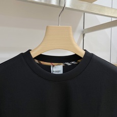 Burberry 博柏利(巴宝莉)2026FW秋冬新款格纹口袋战马刺绣长袖T恤✨ 高支舒适亲肤面料,垂感顺滑,上身透气不 Burberry 博柏利(巴宝莉)2026FW秋冬新款格纹口袋战马刺绣长袖T恤✨ 高支舒适亲肤面料,垂感顺滑,上身透气不
