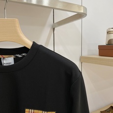 Burberry 博柏利(巴宝莉)2026FW秋冬新款格纹口袋战马刺绣长袖T恤✨ 高支舒适亲肤面料,垂感顺滑,上身透气不 Burberry 博柏利(巴宝莉)2026FW秋冬新款格纹口袋战马刺绣长袖T恤✨ 高支舒适亲肤面料,垂感顺滑,上身透气不