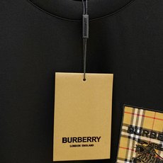Burberry 博柏利(巴宝莉)2026FW秋冬新款格纹口袋战马刺绣长袖T恤✨ 高支舒适亲肤面料,垂感顺滑,上身透气不 Burberry 博柏利(巴宝莉)2026FW秋冬新款格纹口袋战马刺绣长袖T恤✨ 高支舒适亲肤面料,垂感顺滑,上身透气不
