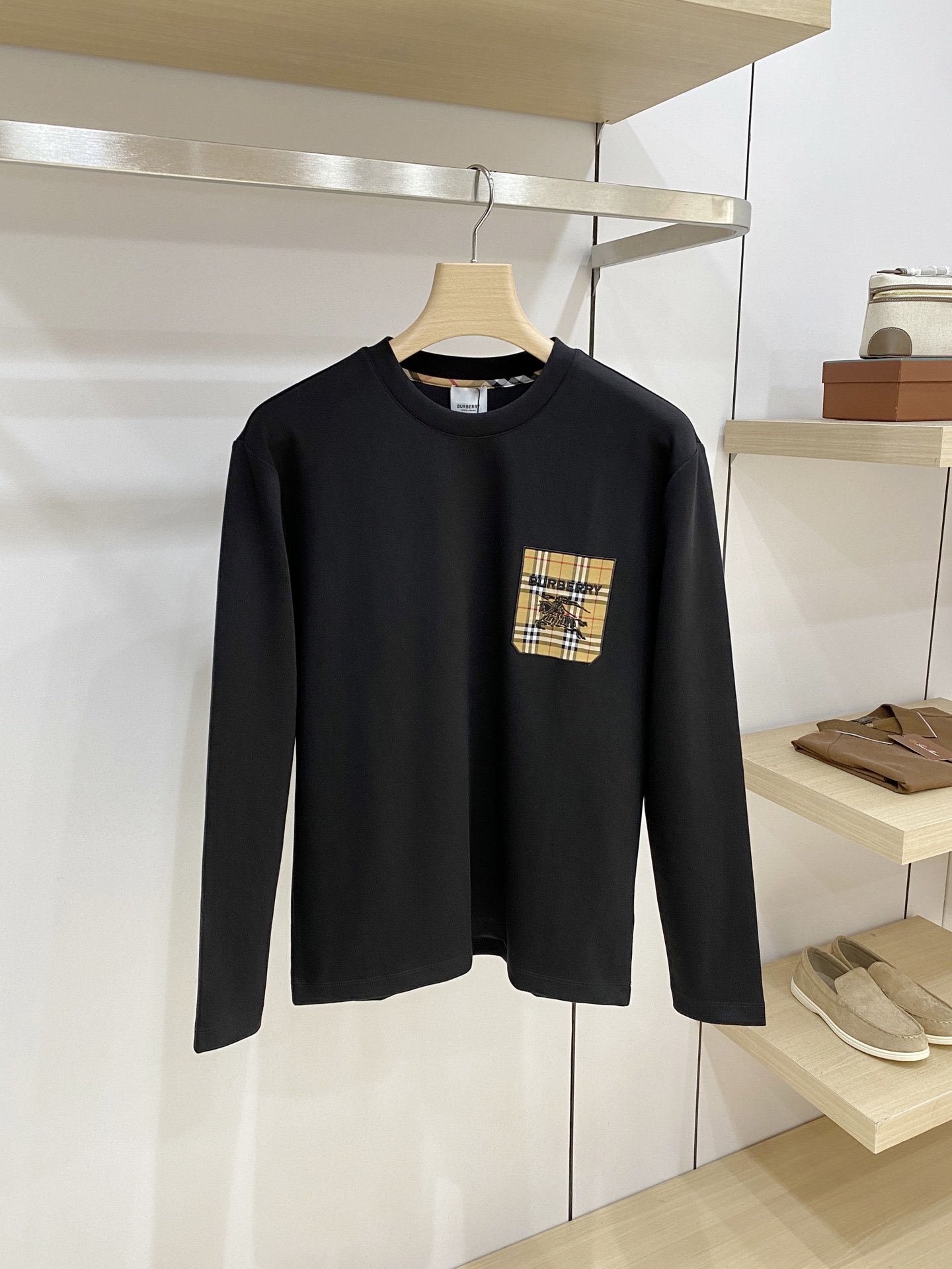 Burberry 博柏利（巴宝莉）2026FW秋冬新款格纹口袋战马刺绣长袖T恤✨ 高支舒适亲肤面料，垂感顺滑，上身透气不
