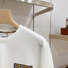 Burberry 博柏利(巴宝莉)2026FW秋冬新款格纹口袋战马刺绣长袖T恤✨ 高支舒适亲肤面料,垂感顺滑,上身透气不 Burberry 博柏利(巴宝莉)2026FW秋冬新款格纹口袋战马刺绣长袖T恤✨ 高支舒适亲肤面料,垂感顺滑,上身透气不