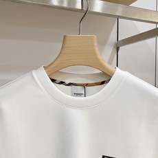 Burberry 博柏利(巴宝莉)2026FW秋冬新款格纹口袋战马刺绣长袖T恤✨ 高支舒适亲肤面料,垂感顺滑,上身透气不 Burberry 博柏利(巴宝莉)2026FW秋冬新款格纹口袋战马刺绣长袖T恤✨ 高支舒适亲肤面料,垂感顺滑,上身透气不