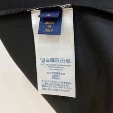 Louis Vuitton 路易威登(LV)2026FW秋冬新款橙色皮标字母长袖T恤✨ 高支舒适亲肤面料,垂感顺滑,上身 Louis Vuitton 路易威登(LV)2026FW秋冬新款橙色皮标字母长袖T恤✨ 高支舒适亲肤面料,垂感顺滑,上身