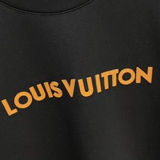 Louis Vuitton 路易威登(LV)2026FW秋冬新款橙色皮标字母长袖T恤✨ 高支舒适亲肤面料,垂感顺滑,上身 Louis Vuitton 路易威登(LV)2026FW秋冬新款橙色皮标字母长袖T恤✨ 高支舒适亲肤面料,垂感顺滑,上身