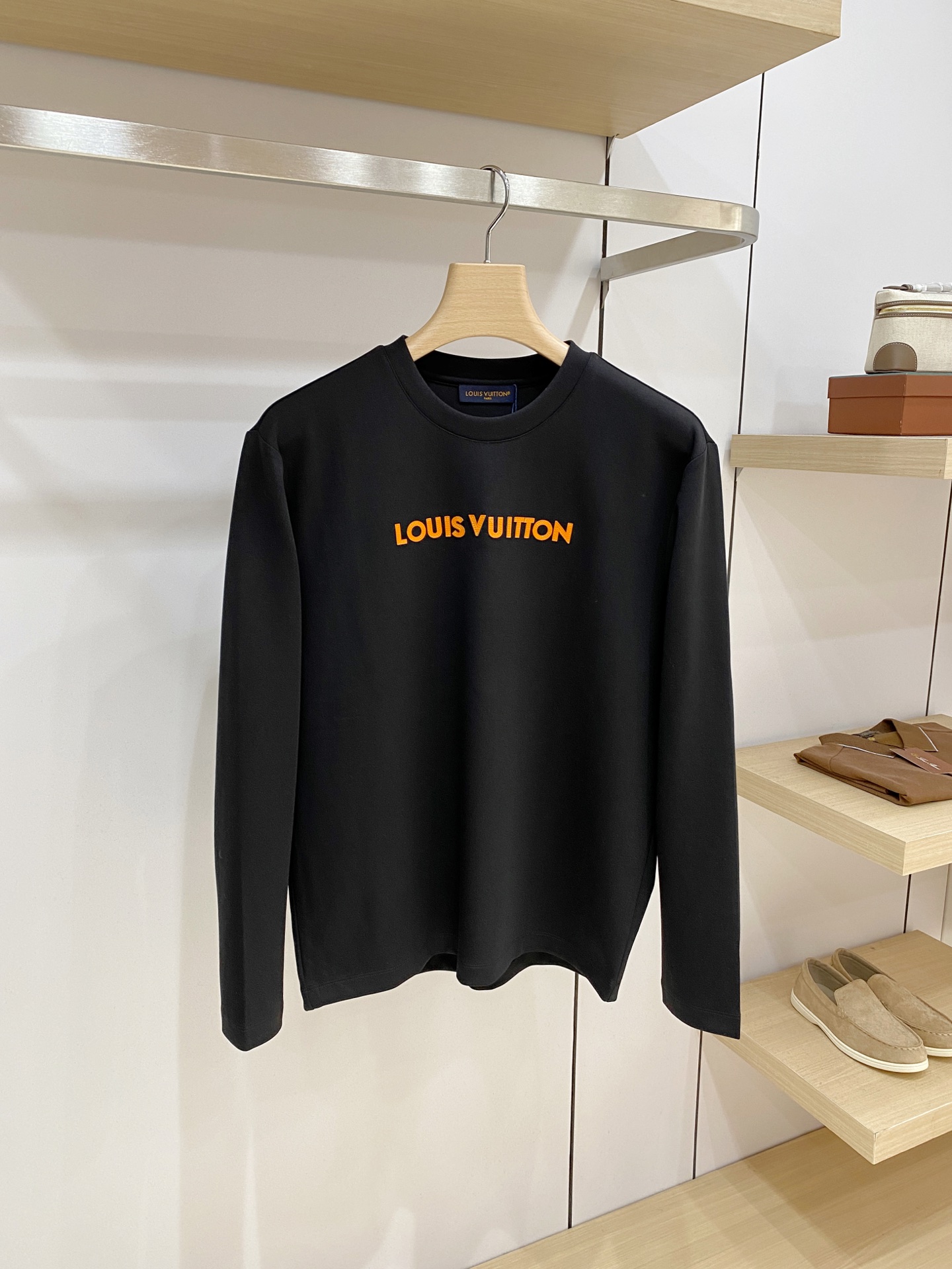 Louis Vuitton 路易威登（LV）2026FW秋冬新款橙色皮标字母长袖T恤✨ 高支舒适亲肤面料，垂感顺滑，上身