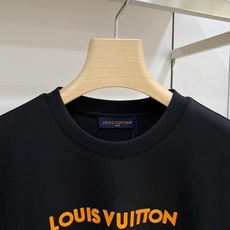 Louis Vuitton 路易威登(LV)2026FW秋冬新款橙色皮标字母长袖T恤✨ 高支舒适亲肤面料,垂感顺滑,上身 Louis Vuitton 路易威登(LV)2026FW秋冬新款橙色皮标字母长袖T恤✨ 高支舒适亲肤面料,垂感顺滑,上身