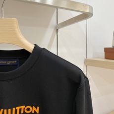 Louis Vuitton 路易威登(LV)2026FW秋冬新款橙色皮标字母长袖T恤✨ 高支舒适亲肤面料,垂感顺滑,上身 Louis Vuitton 路易威登(LV)2026FW秋冬新款橙色皮标字母长袖T恤✨ 高支舒适亲肤面料,垂感顺滑,上身