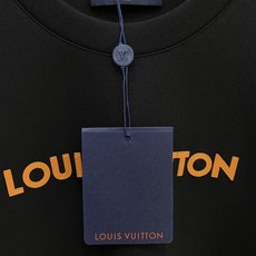 Louis Vuitton 路易威登(LV)2026FW秋冬新款橙色皮标字母长袖T恤✨ 高支舒适亲肤面料,垂感顺滑,上身 Louis Vuitton 路易威登(LV)2026FW秋冬新款橙色皮标字母长袖T恤✨ 高支舒适亲肤面料,垂感顺滑,上身