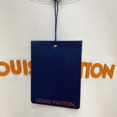 Louis Vuitton 路易威登(LV)2026FW秋冬新款橙色皮标字母长袖T恤✨ 高支舒适亲肤面料,垂感顺滑,上身 Louis Vuitton 路易威登(LV)2026FW秋冬新款橙色皮标字母长袖T恤✨ 高支舒适亲肤面料,垂感顺滑,上身