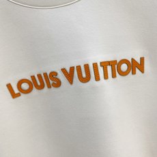 Louis Vuitton 路易威登(LV)2026FW秋冬新款橙色皮标字母长袖T恤✨ 高支舒适亲肤面料,垂感顺滑,上身 Louis Vuitton 路易威登(LV)2026FW秋冬新款橙色皮标字母长袖T恤✨ 高支舒适亲肤面料,垂感顺滑,上身