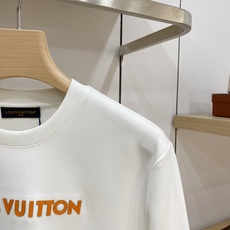 Louis Vuitton 路易威登(LV)2026FW秋冬新款橙色皮标字母长袖T恤✨ 高支舒适亲肤面料,垂感顺滑,上身 Louis Vuitton 路易威登(LV)2026FW秋冬新款橙色皮标字母长袖T恤✨ 高支舒适亲肤面料,垂感顺滑,上身