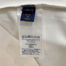 Louis Vuitton 路易威登(LV)2026FW秋冬新款橙色皮标字母长袖T恤✨ 高支舒适亲肤面料,垂感顺滑,上身 Louis Vuitton 路易威登(LV)2026FW秋冬新款橙色皮标字母长袖T恤✨ 高支舒适亲肤面料,垂感顺滑,上身