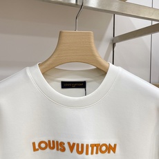Louis Vuitton 路易威登(LV)2026FW秋冬新款橙色皮标字母长袖T恤✨ 高支舒适亲肤面料,垂感顺滑,上身 Louis Vuitton 路易威登(LV)2026FW秋冬新款橙色皮标字母长袖T恤✨ 高支舒适亲肤面料,垂感顺滑,上身