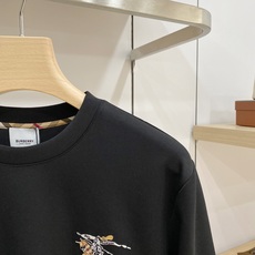 Burberry 博柏利(巴宝莉)2026FW秋冬新款小标战马刺绣长袖T恤✨ 高支舒适亲肤面料,垂感顺滑,上身透气不闷, Burberry 博柏利(巴宝莉)2026FW秋冬新款小标战马刺绣长袖T恤✨ 高支舒适亲肤面料,垂感顺滑,上身透气不闷,