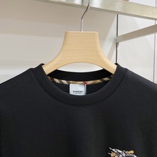 Burberry 博柏利(巴宝莉)2026FW秋冬新款小标战马刺绣长袖T恤✨ 高支舒适亲肤面料,垂感顺滑,上身透气不闷, Burberry 博柏利(巴宝莉)2026FW秋冬新款小标战马刺绣长袖T恤✨ 高支舒适亲肤面料,垂感顺滑,上身透气不闷,