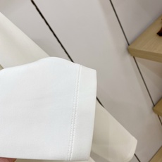 Burberry 博柏利(巴宝莉)2026FW秋冬新款小标战马刺绣长袖T恤✨ 高支舒适亲肤面料,垂感顺滑,上身透气不闷, Burberry 博柏利(巴宝莉)2026FW秋冬新款小标战马刺绣长袖T恤✨ 高支舒适亲肤面料,垂感顺滑,上身透气不闷,