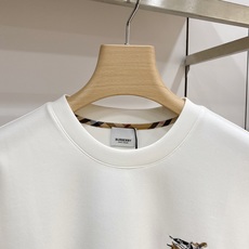 Burberry 博柏利(巴宝莉)2026FW秋冬新款小标战马刺绣长袖T恤✨ 高支舒适亲肤面料,垂感顺滑,上身透气不闷, Burberry 博柏利(巴宝莉)2026FW秋冬新款小标战马刺绣长袖T恤✨ 高支舒适亲肤面料,垂感顺滑,上身透气不闷,