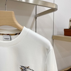 Burberry 博柏利(巴宝莉)2026FW秋冬新款小标战马刺绣长袖T恤✨ 高支舒适亲肤面料,垂感顺滑,上身透气不闷, Burberry 博柏利(巴宝莉)2026FW秋冬新款小标战马刺绣长袖T恤✨ 高支舒适亲肤面料,垂感顺滑,上身透气不闷,