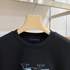 Louis Vuitton 路易威登 2026FW秋冬新款双层LV牛仔刺绣长袖T恤✨ 高支舒适亲肤面料,垂感顺滑,上身透 Louis Vuitton 路易威登 2026FW秋冬新款双层LV牛仔刺绣长袖T恤✨ 高支舒适亲肤面料,垂感顺滑,上身透