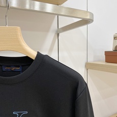 Louis Vuitton 路易威登 2026FW秋冬新款双层LV牛仔刺绣长袖T恤✨ 高支舒适亲肤面料,垂感顺滑,上身透 Louis Vuitton 路易威登 2026FW秋冬新款双层LV牛仔刺绣长袖T恤✨ 高支舒适亲肤面料,垂感顺滑,上身透