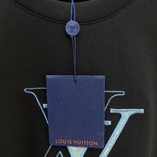 Louis Vuitton 路易威登 2026FW秋冬新款双层LV牛仔刺绣长袖T恤✨ 高支舒适亲肤面料,垂感顺滑,上身透 Louis Vuitton 路易威登 2026FW秋冬新款双层LV牛仔刺绣长袖T恤✨ 高支舒适亲肤面料,垂感顺滑,上身透