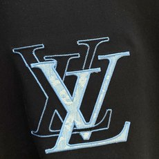 Louis Vuitton 路易威登 2026FW秋冬新款双层LV牛仔刺绣长袖T恤✨ 高支舒适亲肤面料,垂感顺滑,上身透 Louis Vuitton 路易威登 2026FW秋冬新款双层LV牛仔刺绣长袖T恤✨ 高支舒适亲肤面料,垂感顺滑,上身透