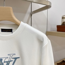 Louis Vuitton 路易威登 2026FW秋冬新款双层LV牛仔刺绣长袖T恤✨ 高支舒适亲肤面料,垂感顺滑,上身透 Louis Vuitton 路易威登 2026FW秋冬新款双层LV牛仔刺绣长袖T恤✨ 高支舒适亲肤面料,垂感顺滑,上身透