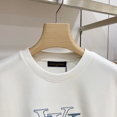 Louis Vuitton 路易威登 2026FW秋冬新款双层LV牛仔刺绣长袖T恤✨ 高支舒适亲肤面料,垂感顺滑,上身透 Louis Vuitton 路易威登 2026FW秋冬新款双层LV牛仔刺绣长袖T恤✨ 高支舒适亲肤面料,垂感顺滑,上身透