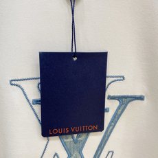 Louis Vuitton 路易威登 2026FW秋冬新款双层LV牛仔刺绣长袖T恤✨ 高支舒适亲肤面料,垂感顺滑,上身透 Louis Vuitton 路易威登 2026FW秋冬新款双层LV牛仔刺绣长袖T恤✨ 高支舒适亲肤面料,垂感顺滑,上身透