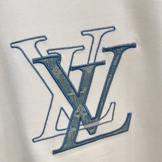 Louis Vuitton 路易威登 2026FW秋冬新款双层LV牛仔刺绣长袖T恤✨ 高支舒适亲肤面料,垂感顺滑,上身透 Louis Vuitton 路易威登 2026FW秋冬新款双层LV牛仔刺绣长袖T恤✨ 高支舒适亲肤面料,垂感顺滑,上身透