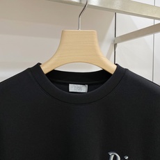 Dior 迪奥 2026FW秋冬新款手写双绣标长袖T恤✨ 高支舒适亲肤面料,垂感顺滑,上身透气不闷,版型宽松合身 左胸复 Dior 迪奥 2026FW秋冬新款手写双绣标长袖T恤✨ 高支舒适亲肤面料,垂感顺滑,上身透气不闷,版型宽松合身 左胸复