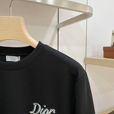 Dior 迪奥 2026FW秋冬新款手写双绣标长袖T恤✨ 高支舒适亲肤面料,垂感顺滑,上身透气不闷,版型宽松合身 左胸复 Dior 迪奥 2026FW秋冬新款手写双绣标长袖T恤✨ 高支舒适亲肤面料,垂感顺滑,上身透气不闷,版型宽松合身 左胸复