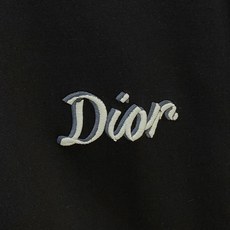 Dior 迪奥 2026FW秋冬新款手写双绣标长袖T恤✨ 高支舒适亲肤面料,垂感顺滑,上身透气不闷,版型宽松合身 左胸复 Dior 迪奥 2026FW秋冬新款手写双绣标长袖T恤✨ 高支舒适亲肤面料,垂感顺滑,上身透气不闷,版型宽松合身 左胸复