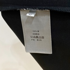 Dior 迪奥 2026FW秋冬新款手写双绣标长袖T恤✨ 高支舒适亲肤面料,垂感顺滑,上身透气不闷,版型宽松合身 左胸复 Dior 迪奥 2026FW秋冬新款手写双绣标长袖T恤✨ 高支舒适亲肤面料,垂感顺滑,上身透气不闷,版型宽松合身 左胸复