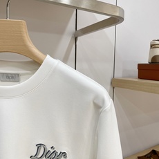 Dior 迪奥 2026FW秋冬新款手写双绣标长袖T恤✨ 高支舒适亲肤面料,垂感顺滑,上身透气不闷,版型宽松合身 左胸复 Dior 迪奥 2026FW秋冬新款手写双绣标长袖T恤✨ 高支舒适亲肤面料,垂感顺滑,上身透气不闷,版型宽松合身 左胸复