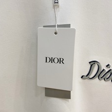 Dior 迪奥 2026FW秋冬新款手写双绣标长袖T恤✨ 高支舒适亲肤面料,垂感顺滑,上身透气不闷,版型宽松合身 左胸复 Dior 迪奥 2026FW秋冬新款手写双绣标长袖T恤✨ 高支舒适亲肤面料,垂感顺滑,上身透气不闷,版型宽松合身 左胸复
