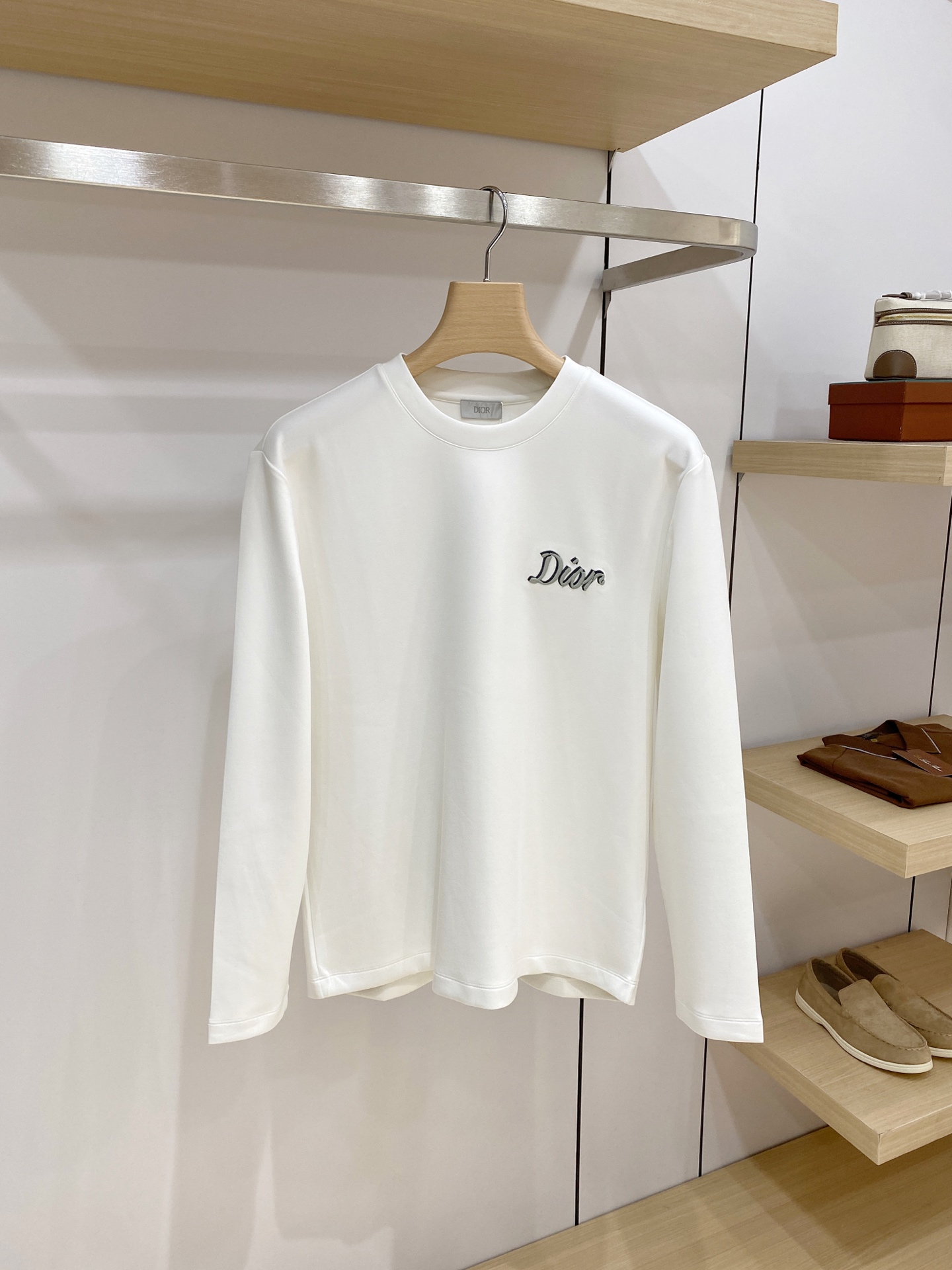 Dior 迪奥 2026FW秋冬新款手写双绣标长袖T恤✨ 高支舒适亲肤面料，垂感顺滑，上身透气不闷，版型宽松合身 左胸复