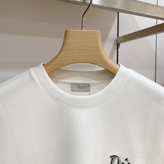 Dior 迪奥 2026FW秋冬新款手写双绣标长袖T恤✨ 高支舒适亲肤面料,垂感顺滑,上身透气不闷,版型宽松合身 左胸复 Dior 迪奥 2026FW秋冬新款手写双绣标长袖T恤✨ 高支舒适亲肤面料,垂感顺滑,上身透气不闷,版型宽松合身 左胸复