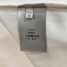 Dior 迪奥 2026FW秋冬新款手写双绣标长袖T恤✨ 高支舒适亲肤面料,垂感顺滑,上身透气不闷,版型宽松合身 左胸复 Dior 迪奥 2026FW秋冬新款手写双绣标长袖T恤✨ 高支舒适亲肤面料,垂感顺滑,上身透气不闷,版型宽松合身 左胸复