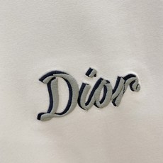 Dior 迪奥 2026FW秋冬新款手写双绣标长袖T恤✨ 高支舒适亲肤面料,垂感顺滑,上身透气不闷,版型宽松合身 左胸复 Dior 迪奥 2026FW秋冬新款手写双绣标长袖T恤✨ 高支舒适亲肤面料,垂感顺滑,上身透气不闷,版型宽松合身 左胸复