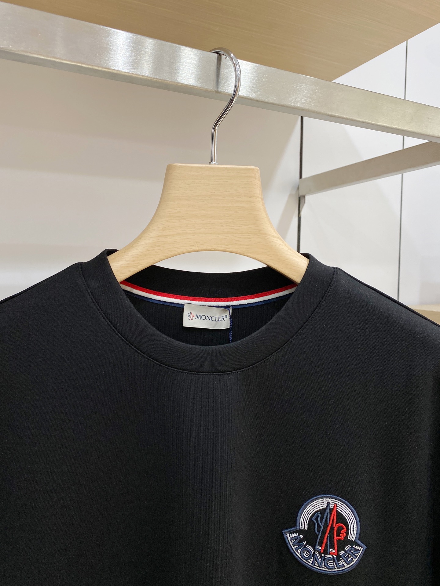 Moncler 盟可睐（蒙口）2026FW秋冬新款圆标刺绣长袖T恤✨ 高支舒适亲肤面料，垂感顺滑，上身透气不闷，版型宽松
