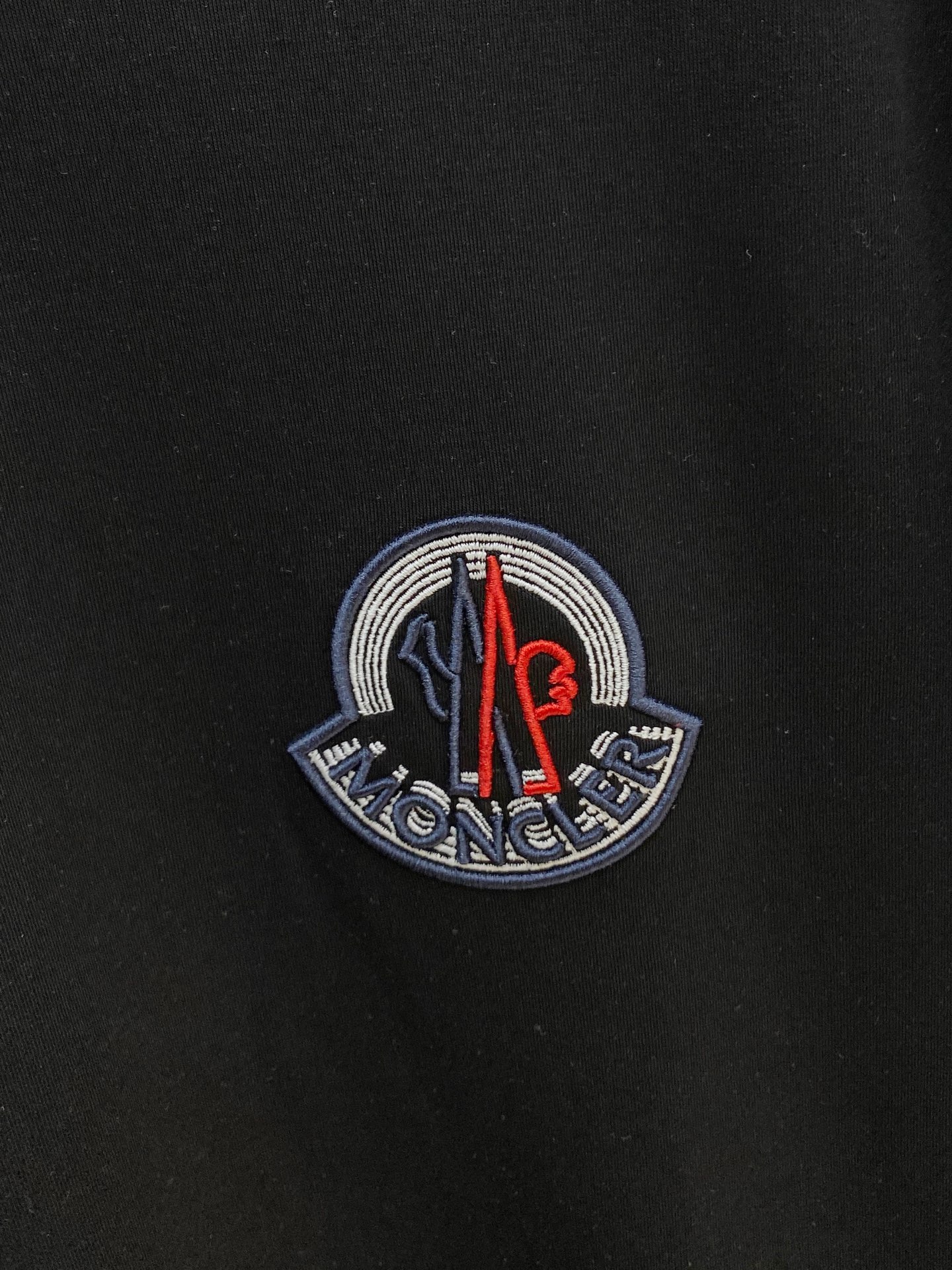 Moncler 盟可睐（蒙口）2026FW秋冬新款圆标刺绣长袖T恤✨ 高支舒适亲肤面料，垂感顺滑，上身透气不闷，版型宽松