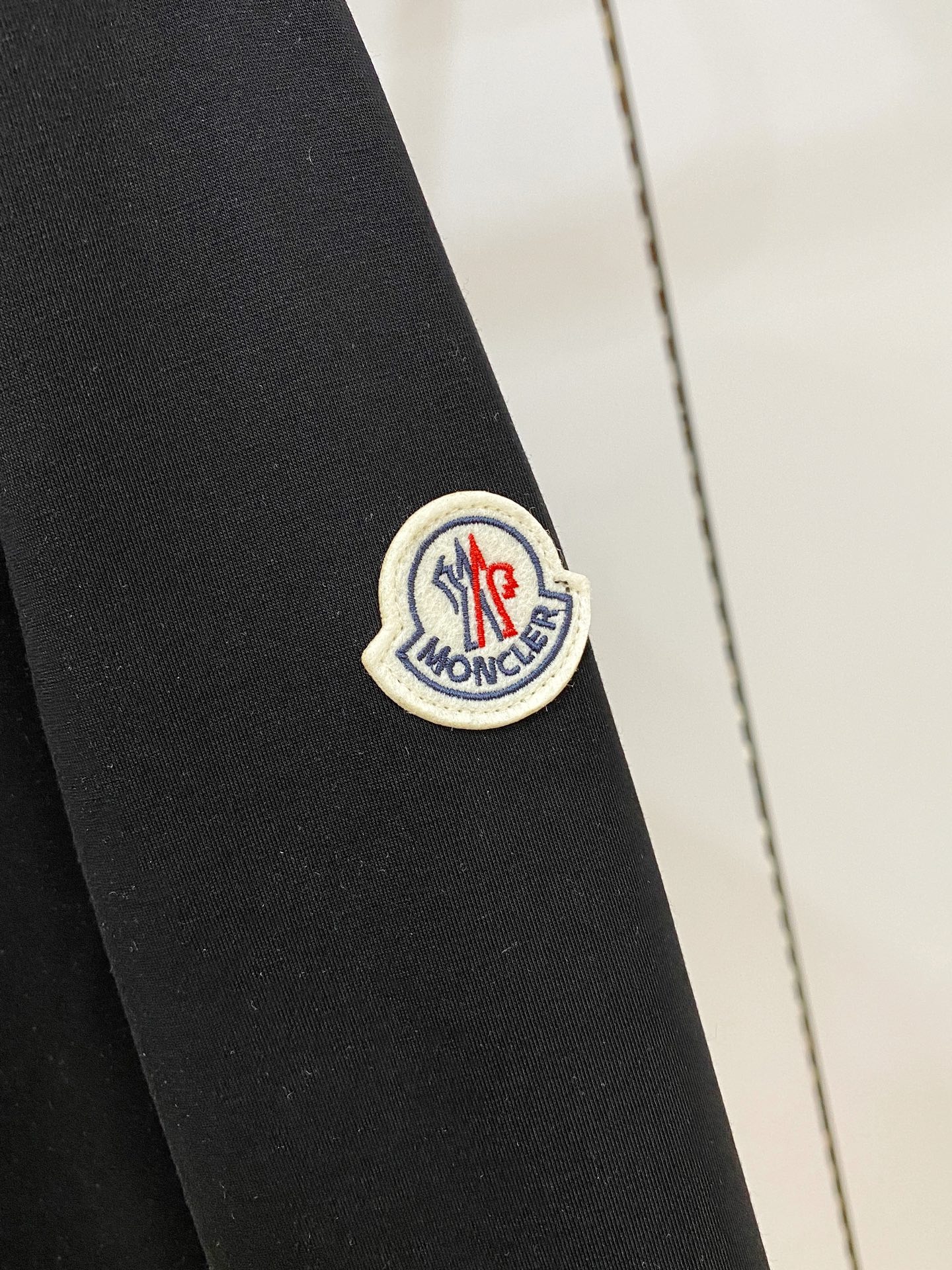 Moncler 盟可睐（蒙口）2026FW秋冬新款圆标刺绣长袖T恤✨ 高支舒适亲肤面料，垂感顺滑，上身透气不闷，版型宽松