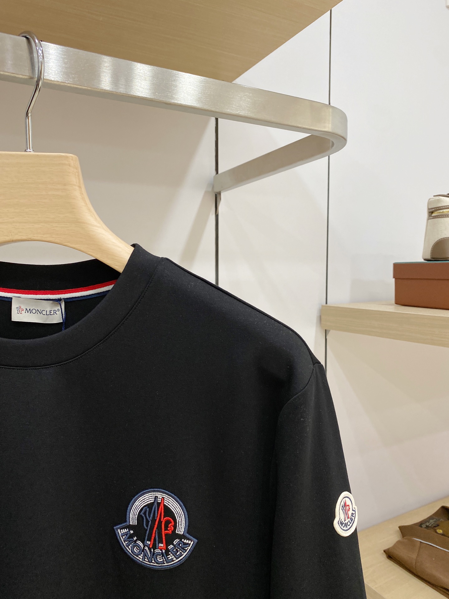 Moncler 盟可睐（蒙口）2026FW秋冬新款圆标刺绣长袖T恤✨ 高支舒适亲肤面料，垂感顺滑，上身透气不闷，版型宽松