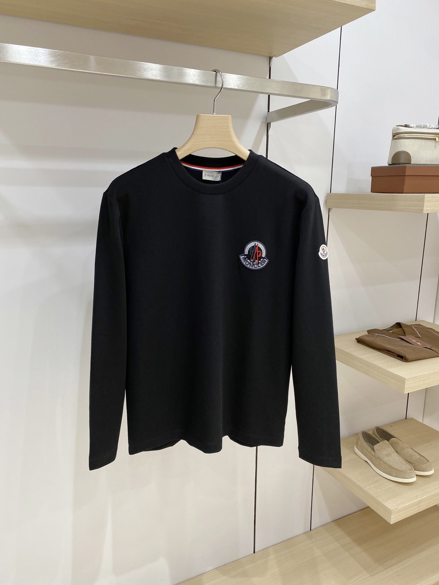 Moncler 盟可睐（蒙口）2026FW秋冬新款圆标刺绣长袖T恤✨ 高支舒适亲肤面料，垂感顺滑，上身透气不闷，版型宽松
