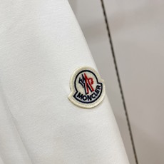 Moncler 盟可睐(蒙口)2026FW秋冬新款圆标刺绣长袖T恤✨ 高支舒适亲肤面料,垂感顺滑,上身透气不闷,版型宽松 Moncler 盟可睐(蒙口)2026FW秋冬新款圆标刺绣长袖T恤✨ 高支舒适亲肤面料,垂感顺滑,上身透气不闷,版型宽松
