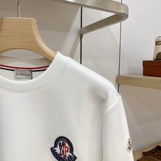 Moncler 盟可睐(蒙口)2026FW秋冬新款圆标刺绣长袖T恤✨ 高支舒适亲肤面料,垂感顺滑,上身透气不闷,版型宽松 Moncler 盟可睐(蒙口)2026FW秋冬新款圆标刺绣长袖T恤✨ 高支舒适亲肤面料,垂感顺滑,上身透气不闷,版型宽松